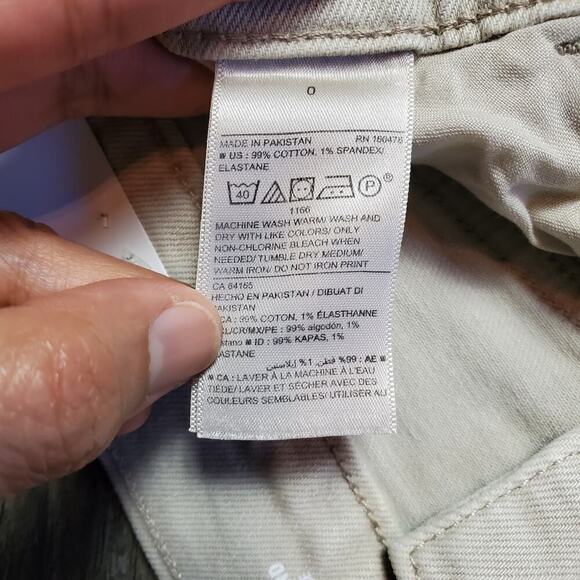 Old Navy Boyfriend Mid-Rise Denim Jean Distress Shorts Size 0 New With Tag - Picture 7 of 10